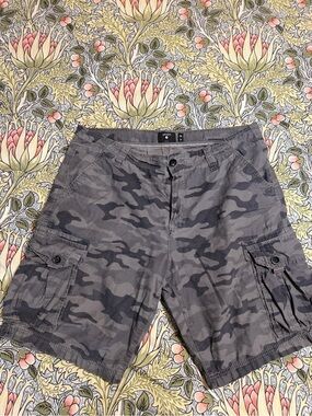 Union Men's Gray Camo Cargo Shorts  Size 38